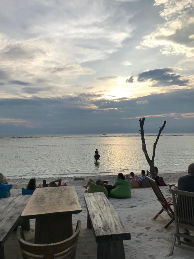 The Exile Sunset Bar & Bungalow Гілі-Траванган Екстер'єр фото