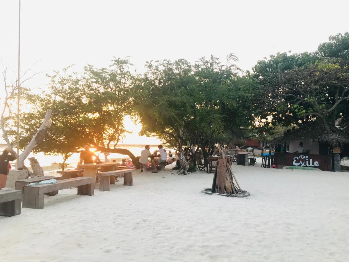 The Exile Sunset Bar & Bungalow Гілі-Траванган Екстер'єр фото